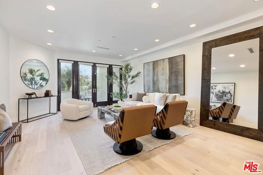 11715 Chenault Street #102 Los Angeles, CA 90049