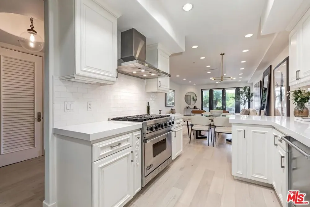 11715 Chenault Street #102 Los Angeles, CA 90049