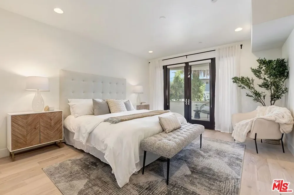 11715 Chenault Street #102 Los Angeles, CA 90049