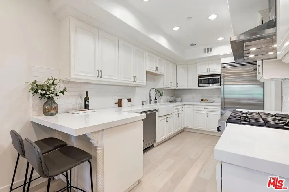 11715 Chenault Street #102 Los Angeles, CA 90049