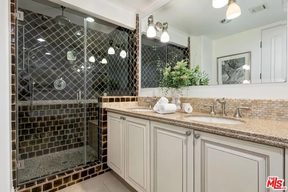 11715 Chenault Street #102 Los Angeles, CA 90049