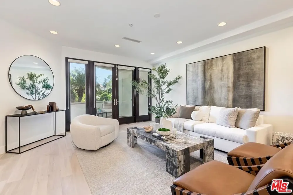 11715 Chenault Street #102 Los Angeles, CA 90049