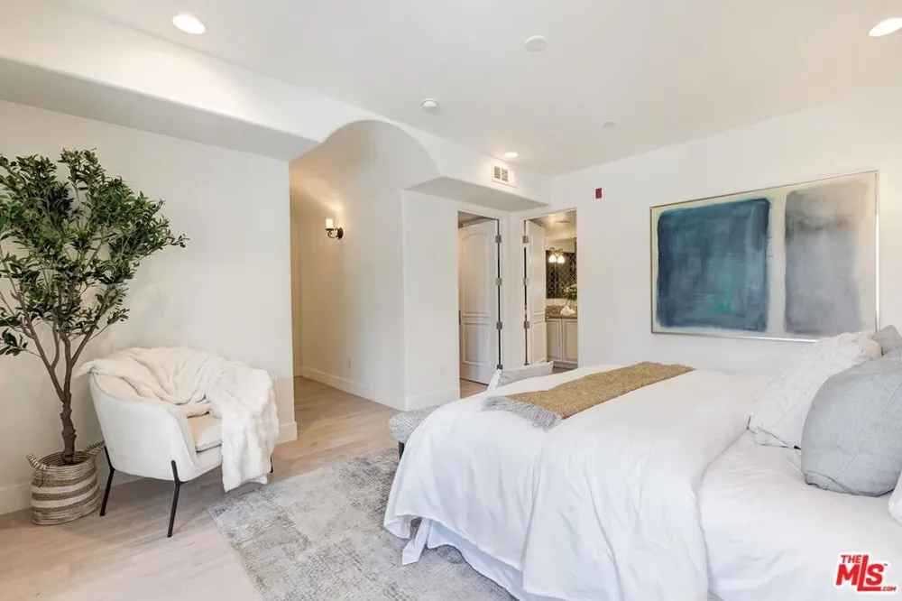 11715 Chenault Street #102 Los Angeles, CA 90049