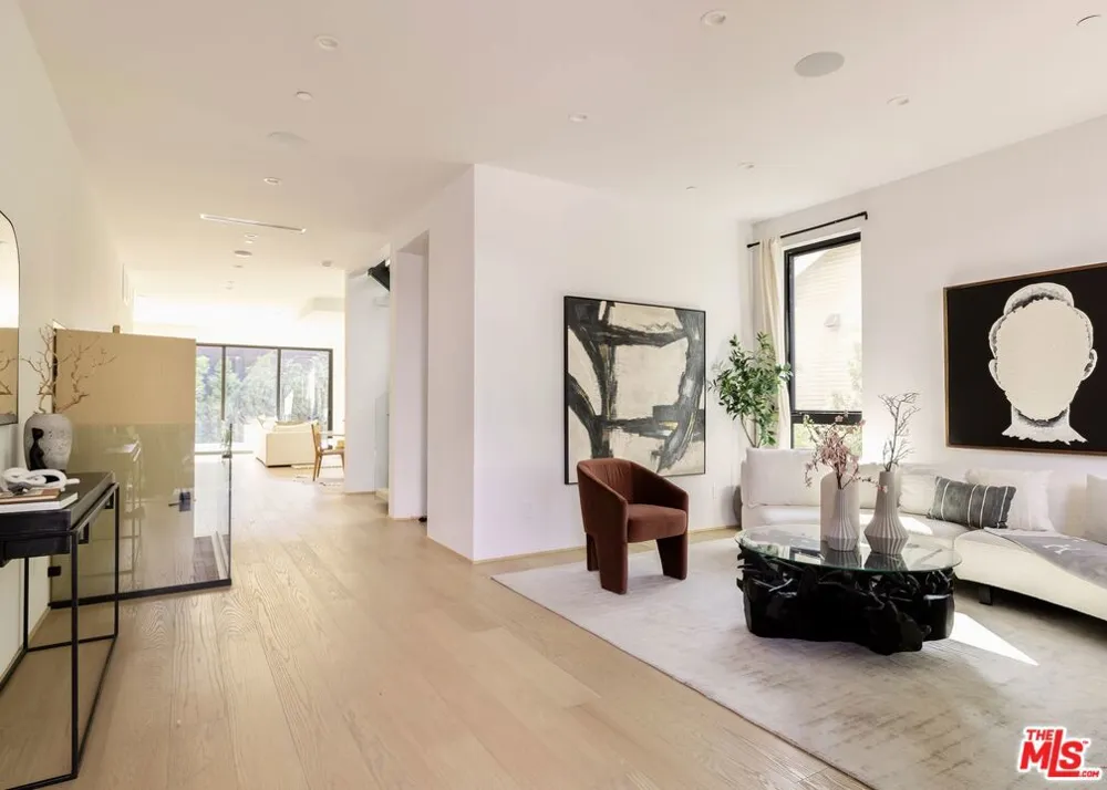 9064 Harland Avenue West Hollywood, CA 90069