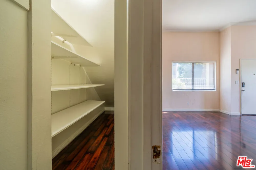 18445 Hatteras Street #504 Los Angeles, CA 91356