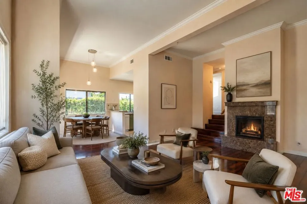 18445 Hatteras Street #504 Los Angeles, CA 91356