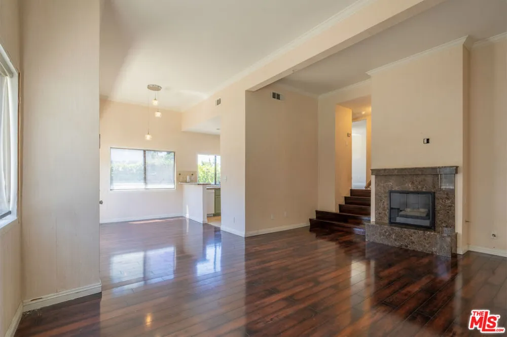 18445 Hatteras Street #504 Los Angeles, CA 91356