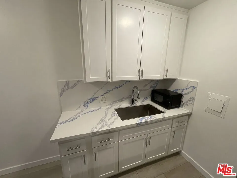 25 Navy Street #17 Venice, CA 90291