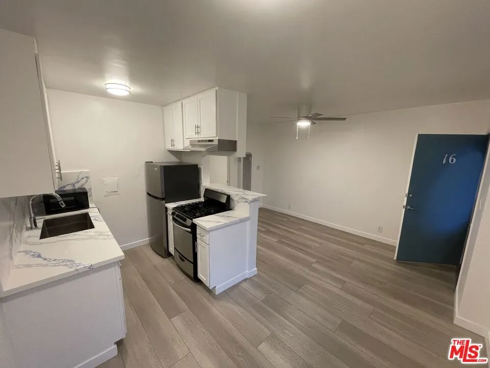 25 Navy Street #17 Venice, CA 90291