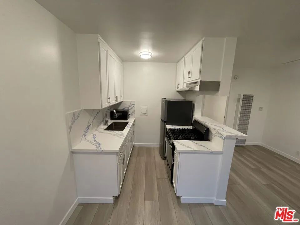 25 Navy Street #17 Venice, CA 90291