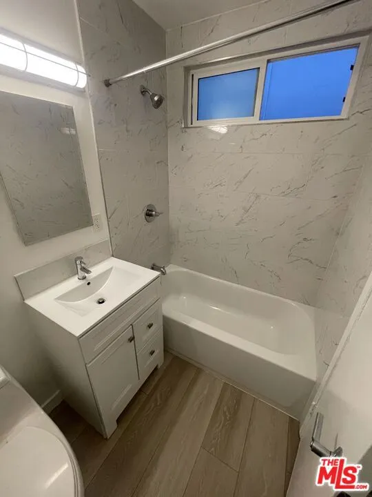 25 Navy Street #17 Venice, CA 90291
