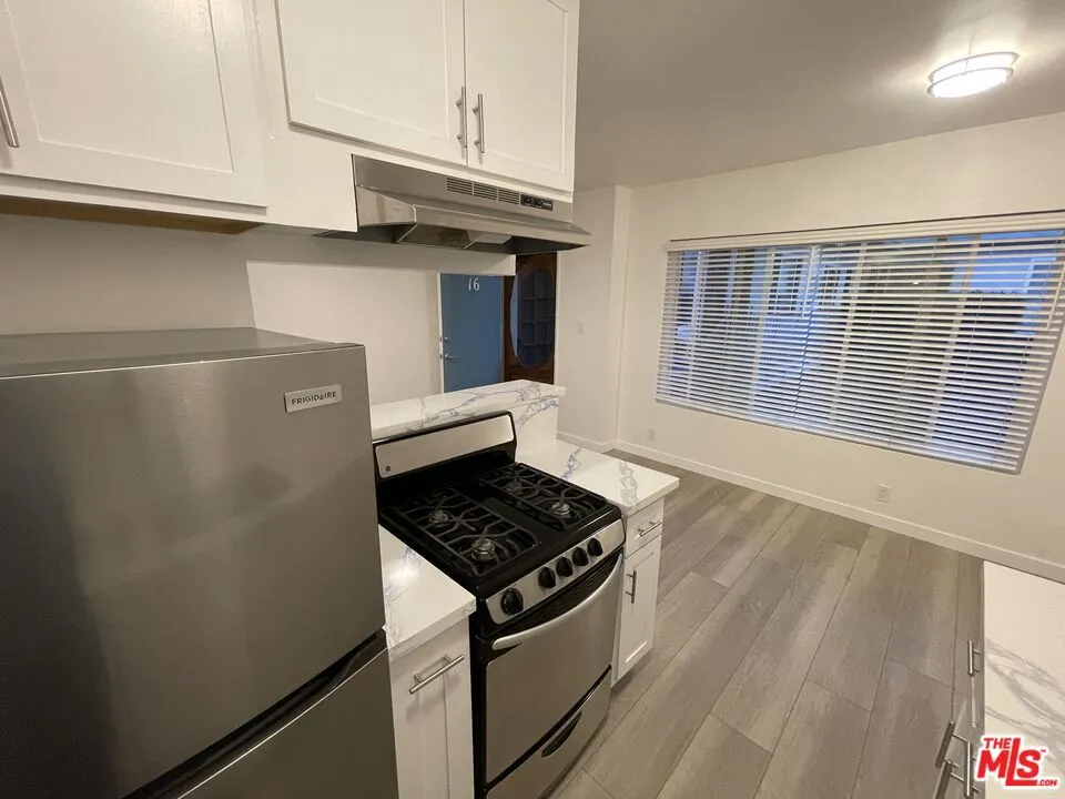 25 Navy Street #17 Venice, CA 90291