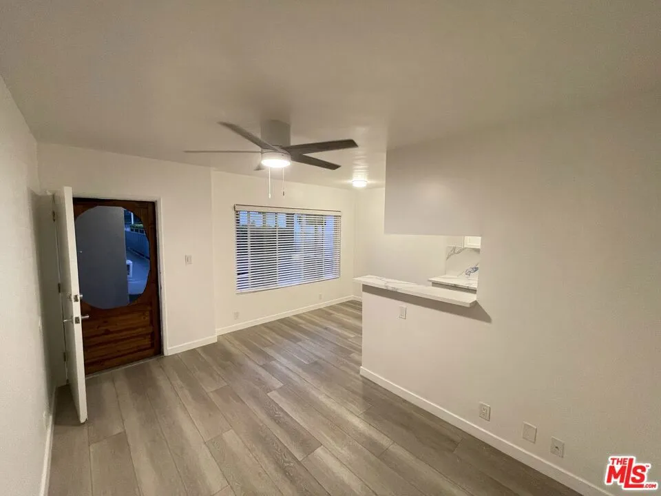 25 Navy Street #17 Venice, CA 90291