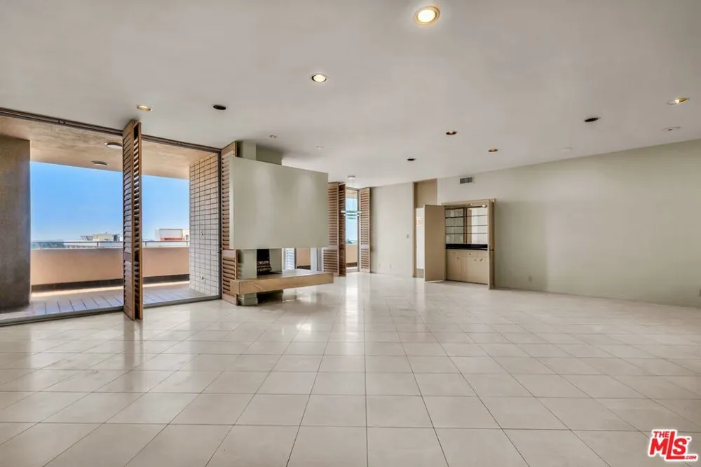1333 S Beverly Glen Boulevard #606 Los Angeles, CA 90024