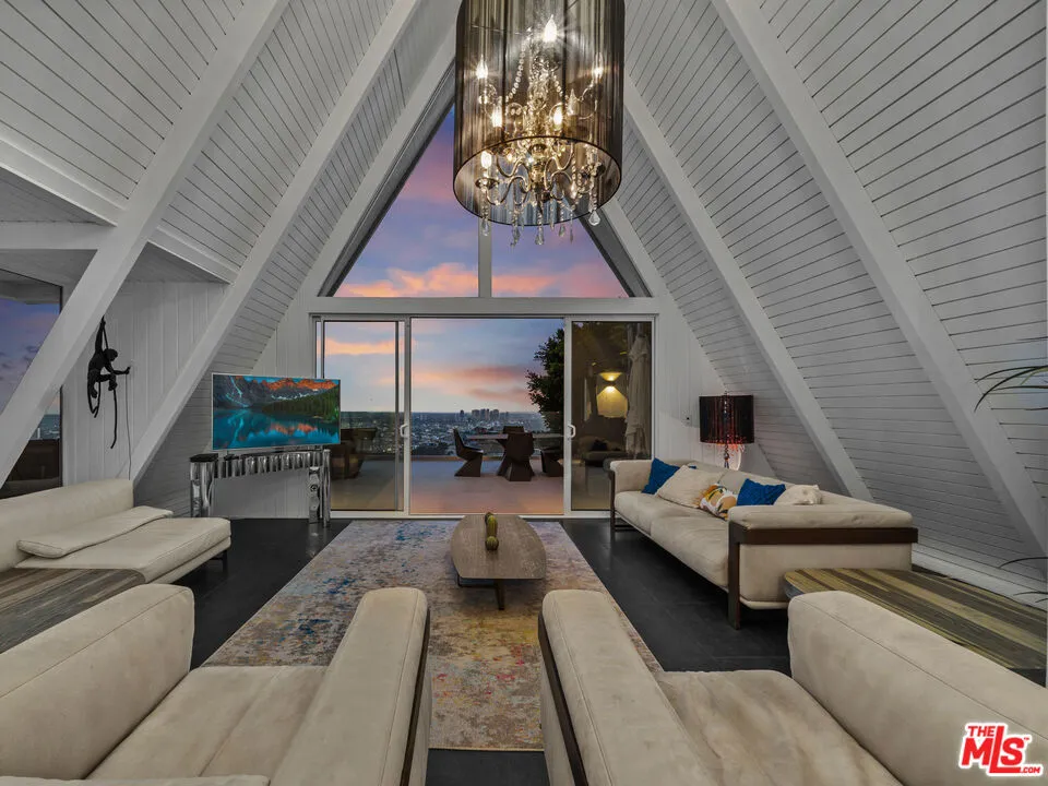 8460 Cole Crest Drive Los Angeles, CA 90046