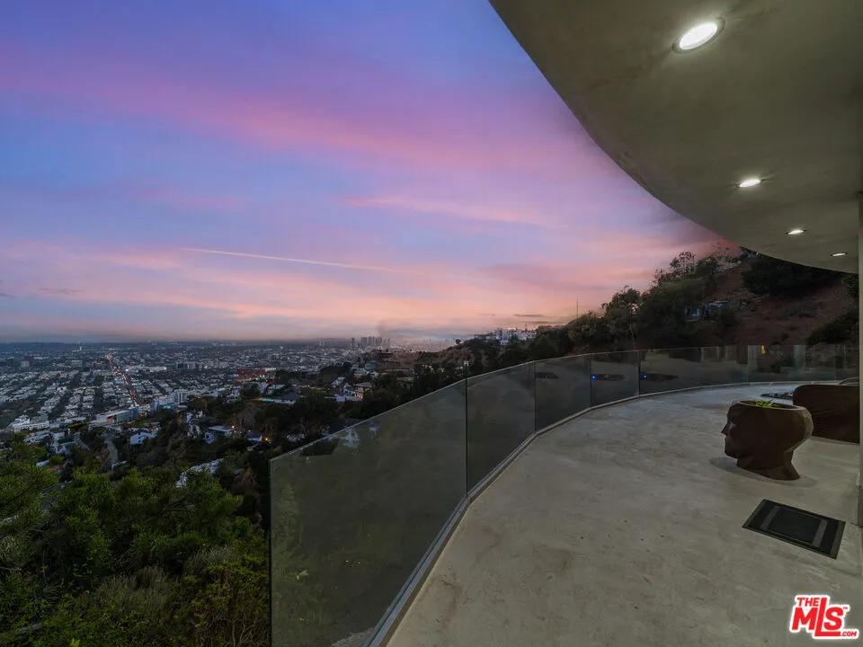 8460 Cole Crest Drive Los Angeles, CA 90046