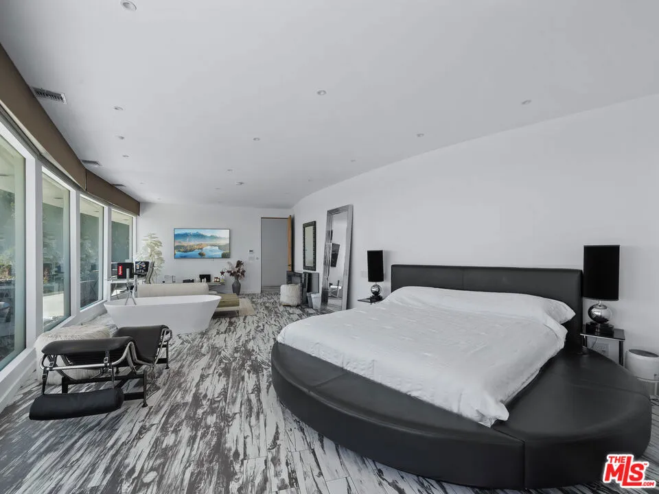 8460 Cole Crest Drive Los Angeles, CA 90046