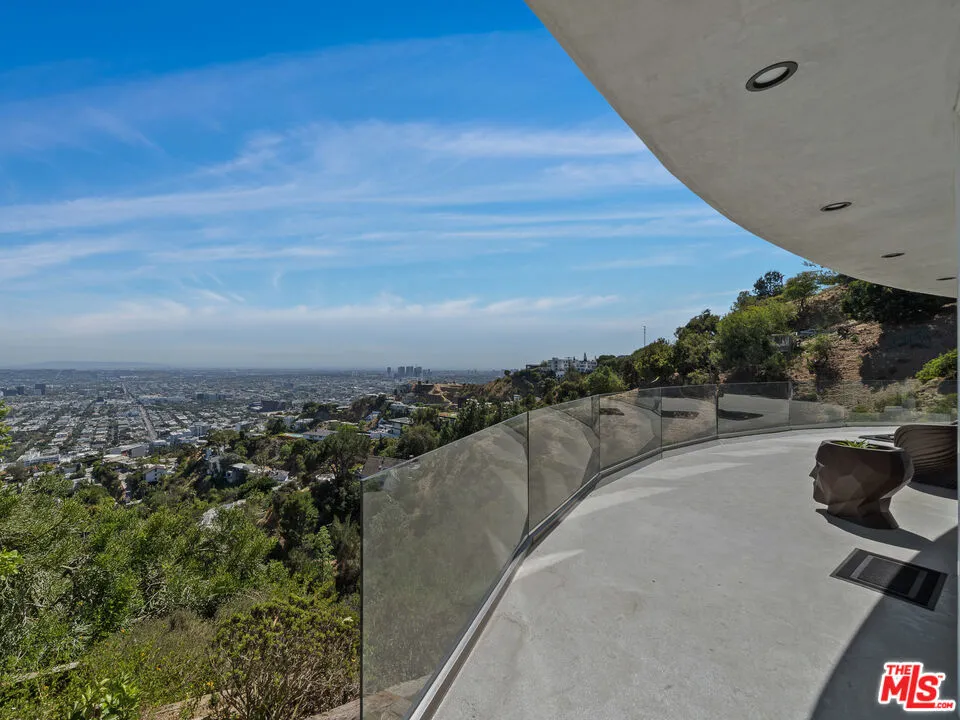 8460 Cole Crest Drive Los Angeles, CA 90046