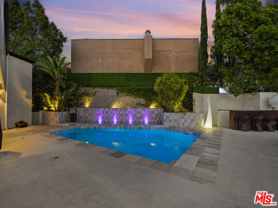 8460 Cole Crest Drive Los Angeles, CA 90046