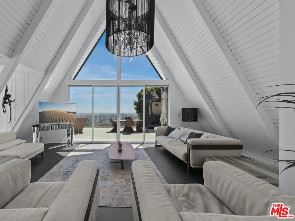 8460 Cole Crest Drive Los Angeles, CA 90046