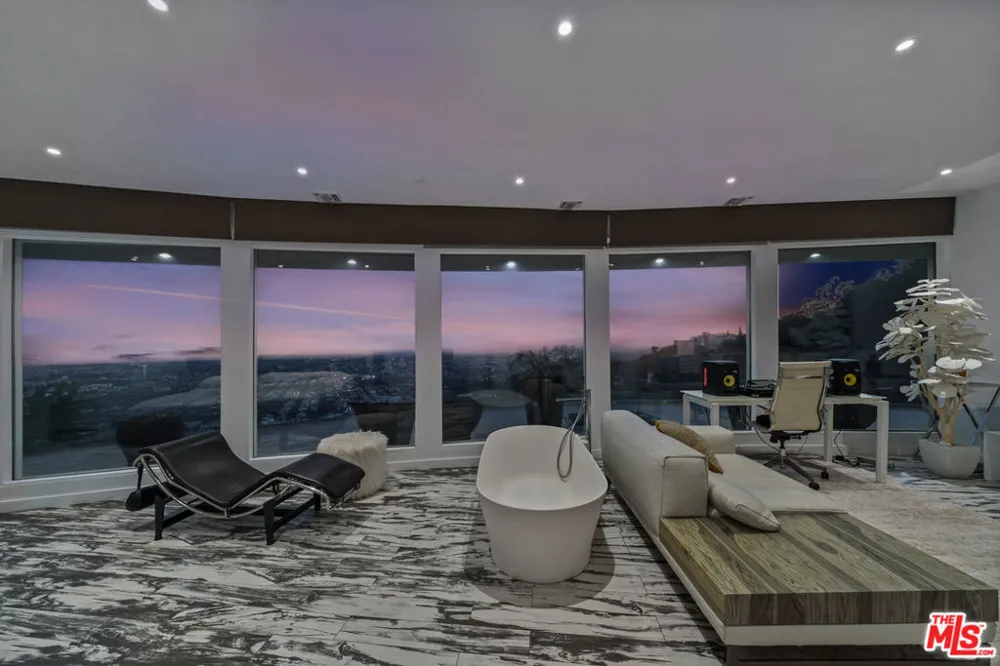 8460 Cole Crest Drive Los Angeles, CA 90046