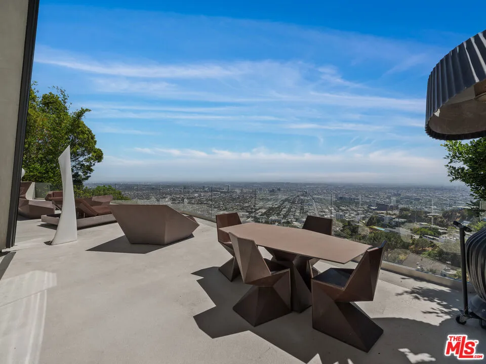 8460 Cole Crest Drive Los Angeles, CA 90046