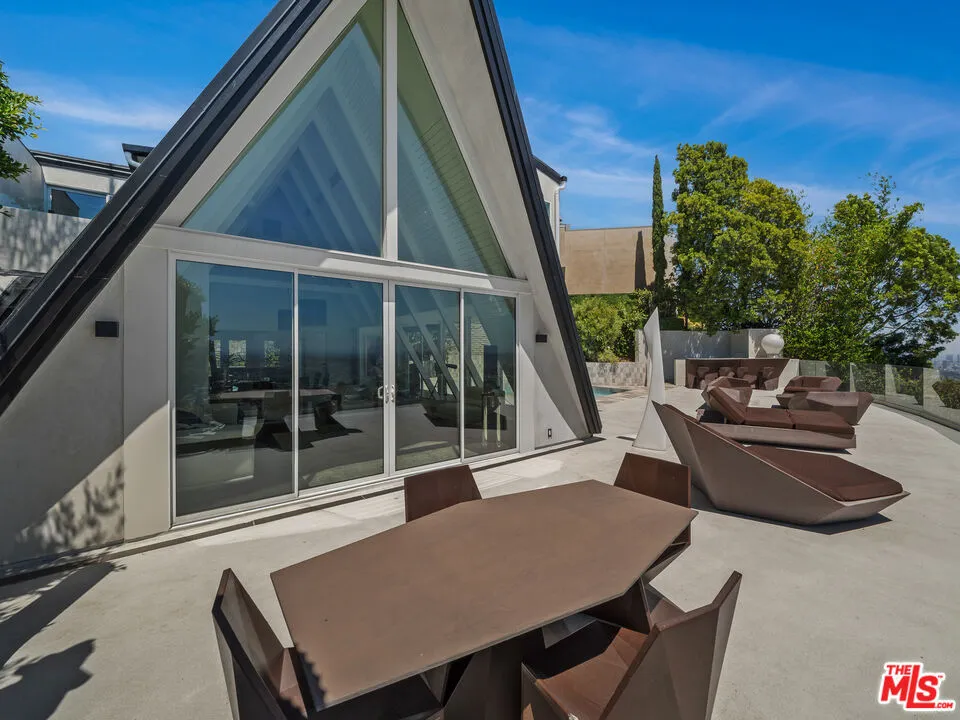 8460 Cole Crest Drive Los Angeles, CA 90046