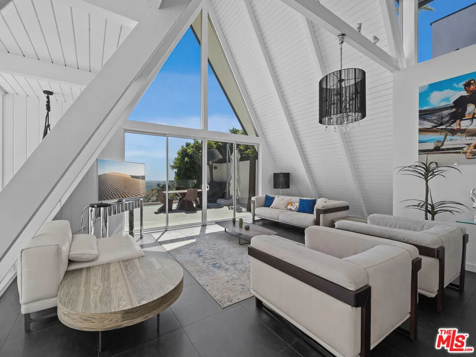 8460 Cole Crest Drive Los Angeles, CA 90046