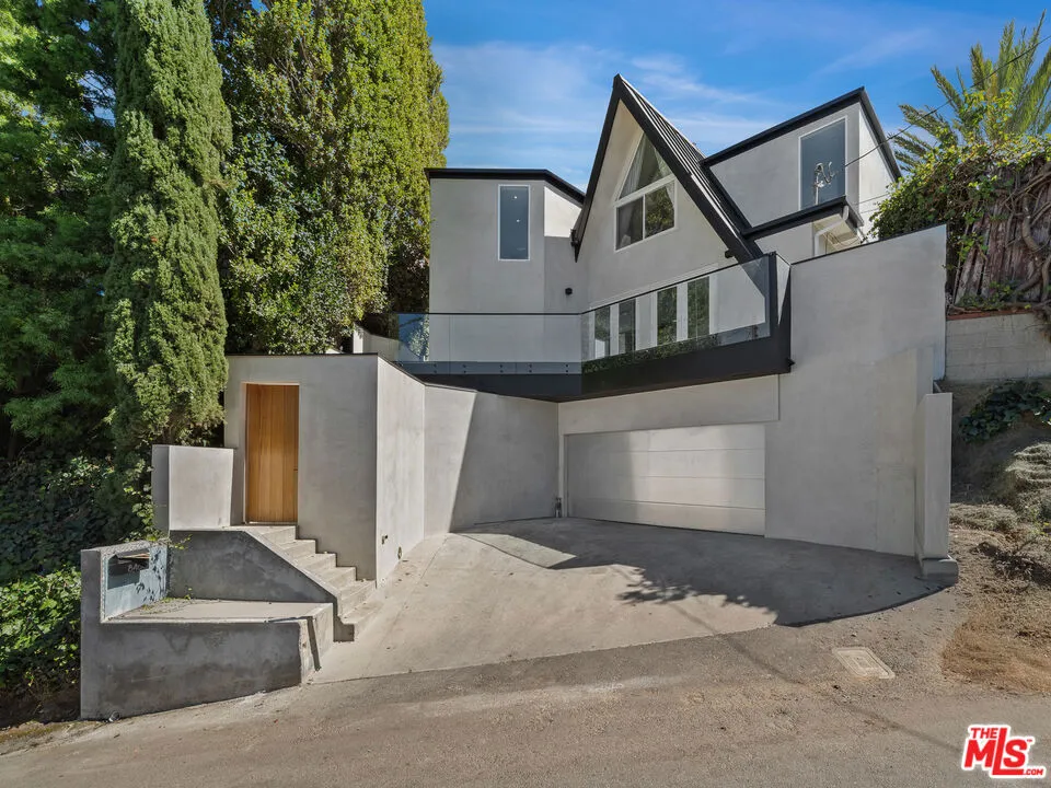 8460 Cole Crest Drive Los Angeles, CA 90046