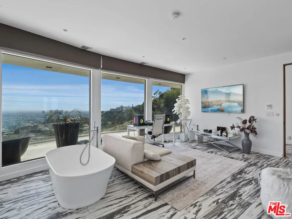 8460 Cole Crest Drive Los Angeles, CA 90046