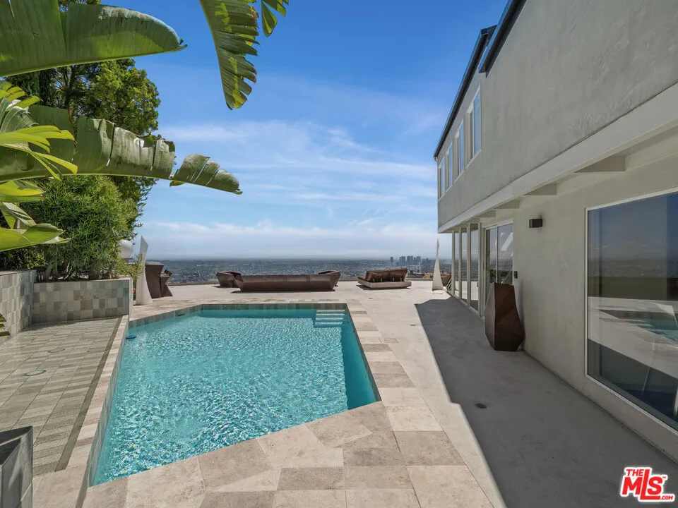 8460 Cole Crest Drive Los Angeles, CA 90046