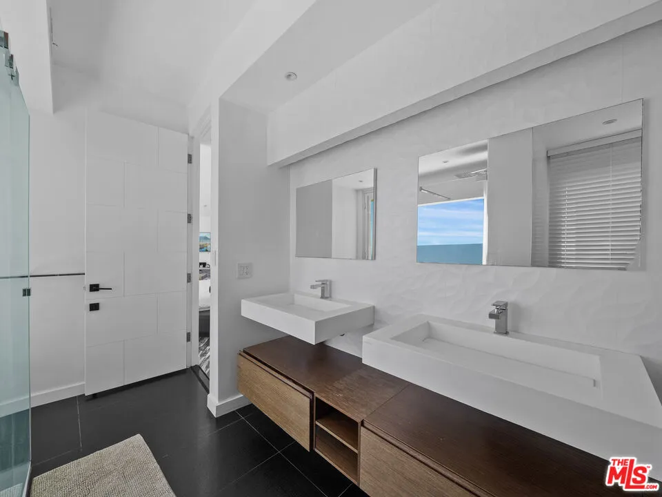 8460 Cole Crest Drive Los Angeles, CA 90046