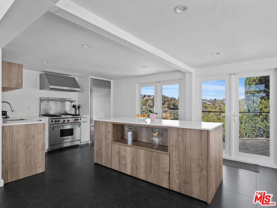 8460 Cole Crest Drive Los Angeles, CA 90046