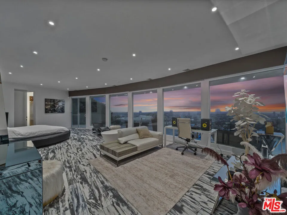 8460 Cole Crest Drive Los Angeles, CA 90046