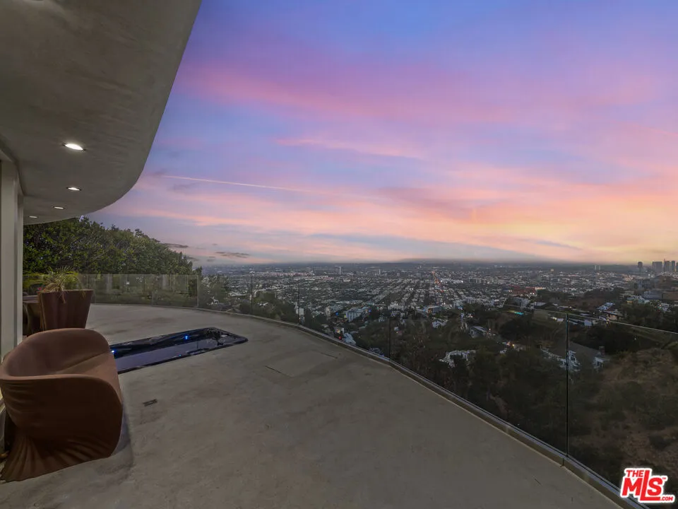 8460 Cole Crest Drive Los Angeles, CA 90046