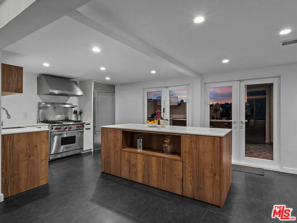 8460 Cole Crest Drive Los Angeles, CA 90046