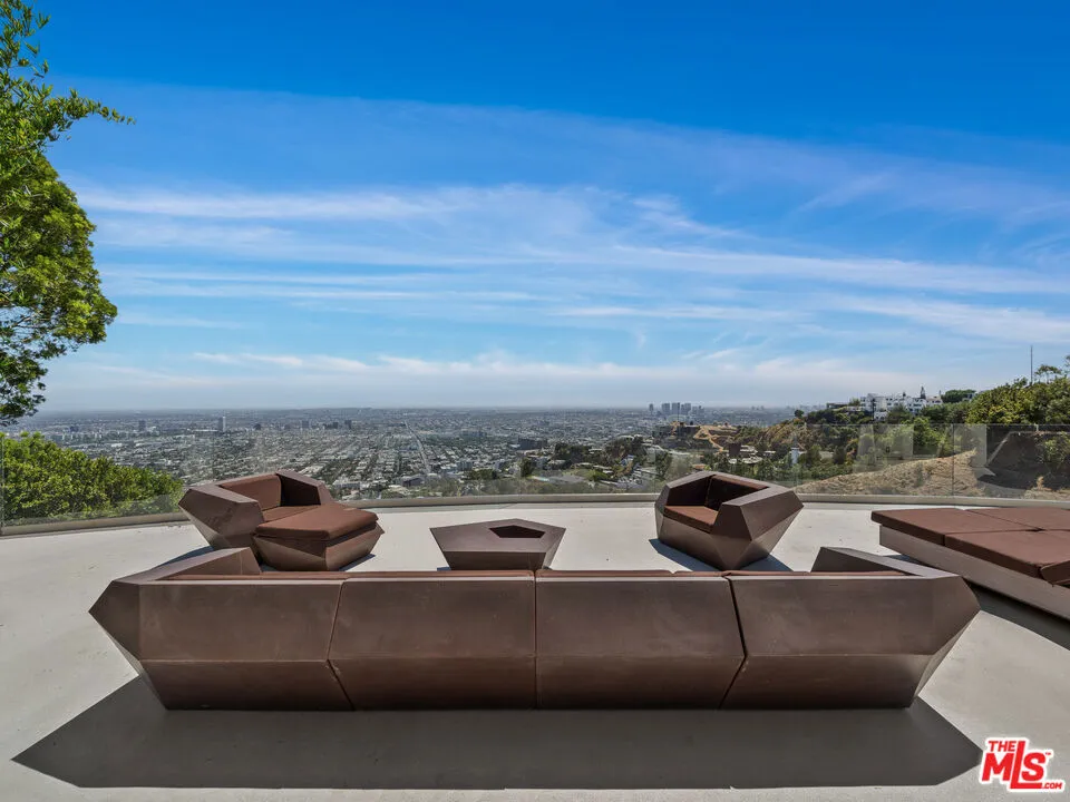 8460 Cole Crest Drive Los Angeles, CA 90046