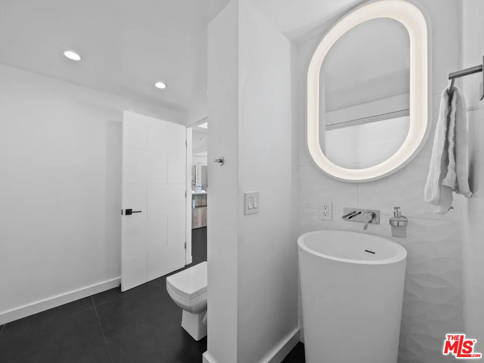 8460 Cole Crest Drive Los Angeles, CA 90046