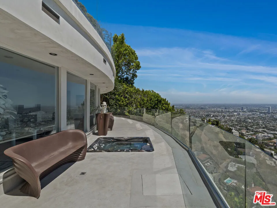 8460 Cole Crest Drive Los Angeles, CA 90046