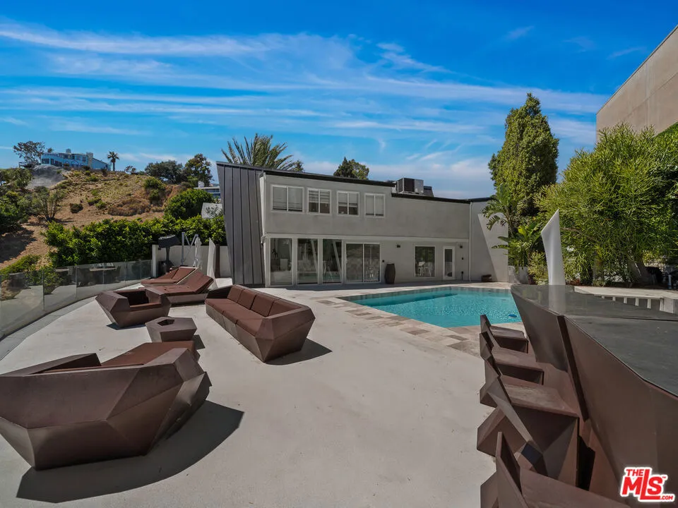 8460 Cole Crest Drive Los Angeles, CA 90046