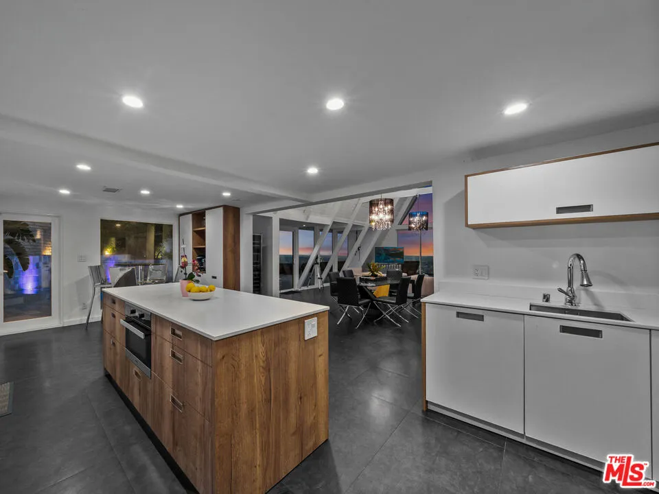 8460 Cole Crest Drive Los Angeles, CA 90046