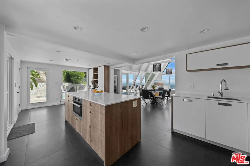 8460 Cole Crest Drive Los Angeles, CA 90046