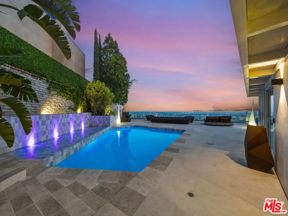 8460 Cole Crest Drive Los Angeles, CA 90046