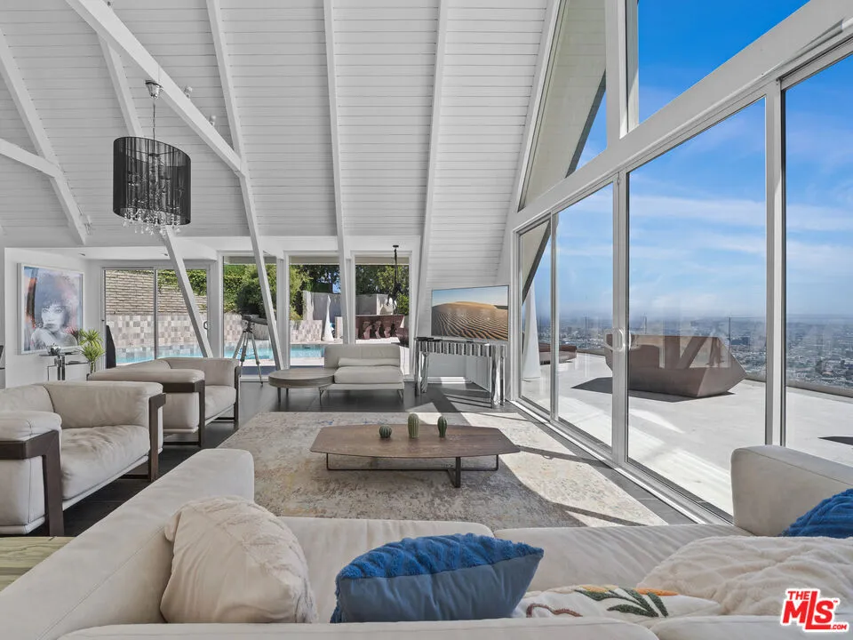 8460 Cole Crest Drive Los Angeles, CA 90046
