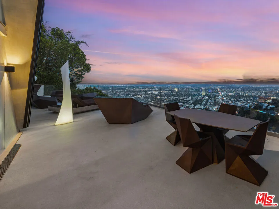 8460 Cole Crest Drive Los Angeles, CA 90046