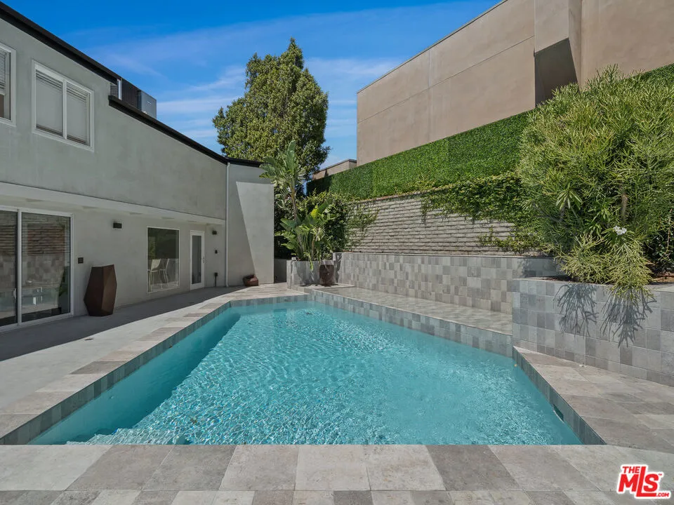 8460 Cole Crest Drive Los Angeles, CA 90046