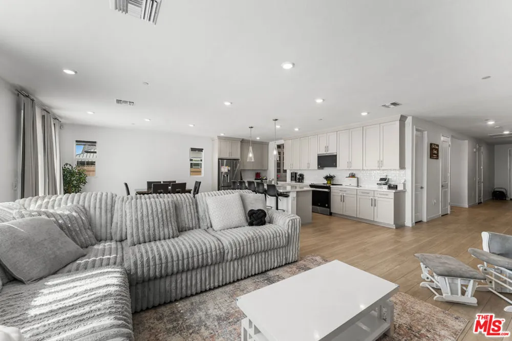 42831 Coronet Drive Lancaster, CA 93536