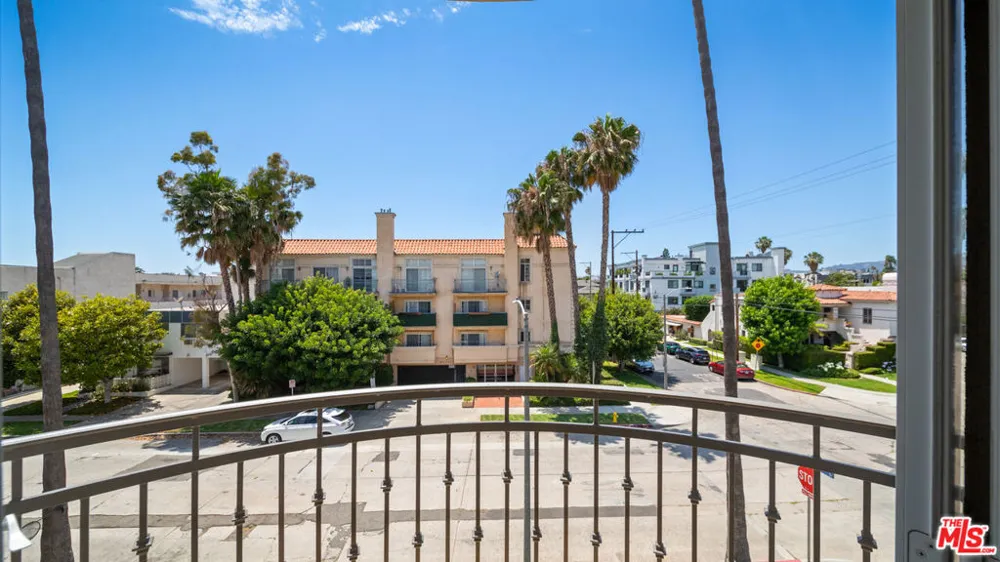 8610 CHALMERS DRIVE #201 Los Angeles, CA 90035