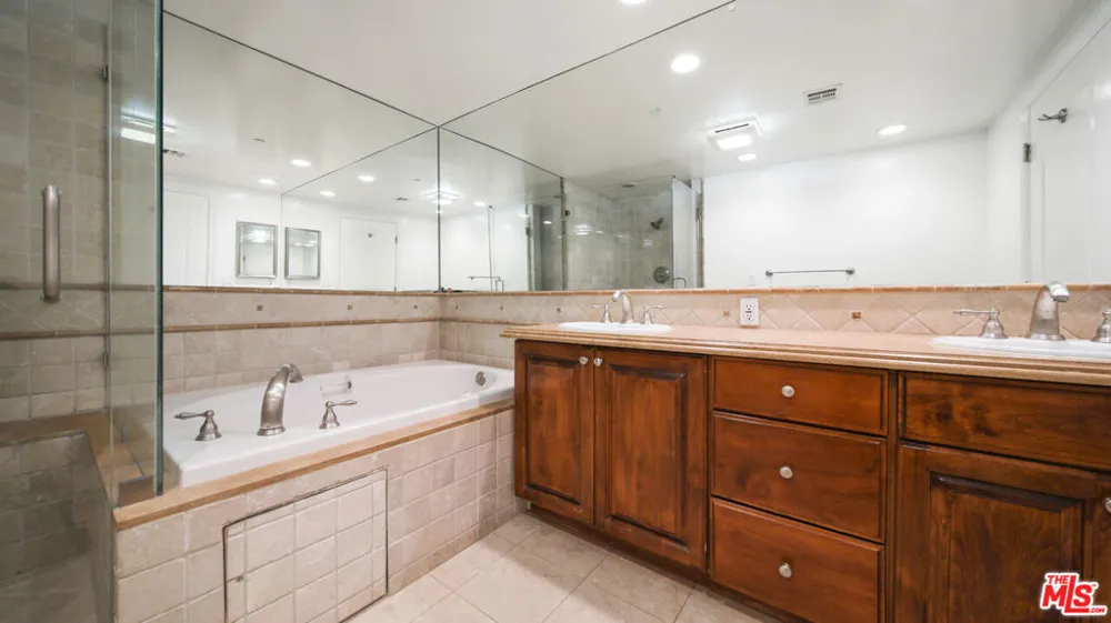 8610 CHALMERS DRIVE #201 Los Angeles, CA 90035