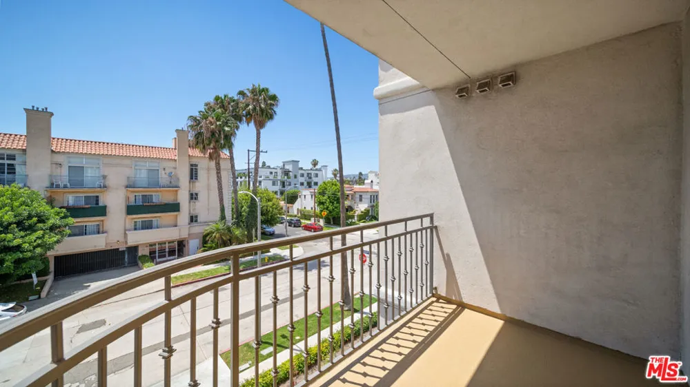 8610 CHALMERS DRIVE #201 Los Angeles, CA 90035
